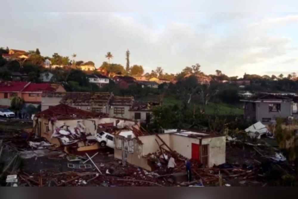 Hujan lebat, angin kencang dan ribut hujan batu melanda sebahagian wilayah itu menyebabkan kerosakan besar kepada kediaman dan infrastruktur. Foto AFP