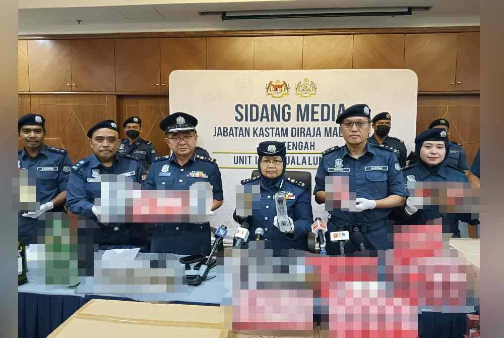 Norlela (tiga dari kanan) menunjukkan alat mainan seks yang dirampas JKDM dalam satu serbuan di sebuah gudang logistik di Shah Alam, Selangor pada 20 Mei lalu.