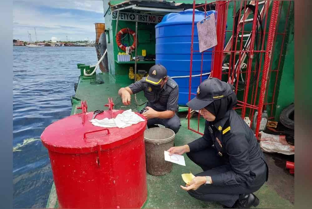 Pasukan penguat kuasa KPDN Labuan menemukan minyak diesel yang disembunyikan di dalam empat tangki besar di atas sebuah kapal. Foto Facebook KPDN WP Labuan