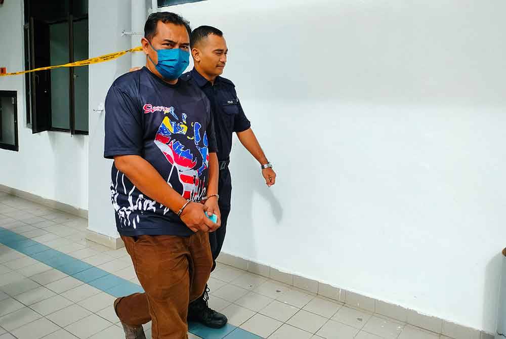 Azli dibawa keluar dari Mahkamah Majistret Sungai Petani.