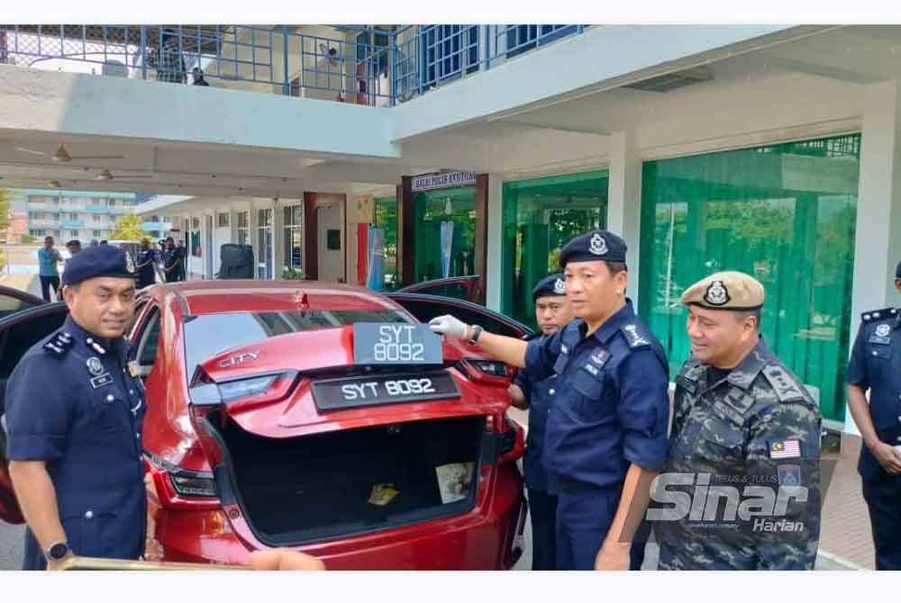 Yahaya (dua dari kiri) menunjukkan kereta mangsa yang ditemui seleps ditinggalkan di pasar awam Karak.