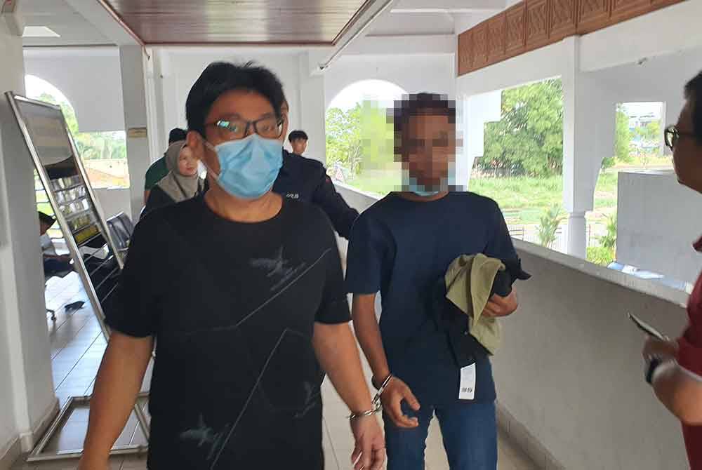 Joo Hong (kiri) ketika dibawa ke Mahkamah Bukit Mertajam pada Rabu.