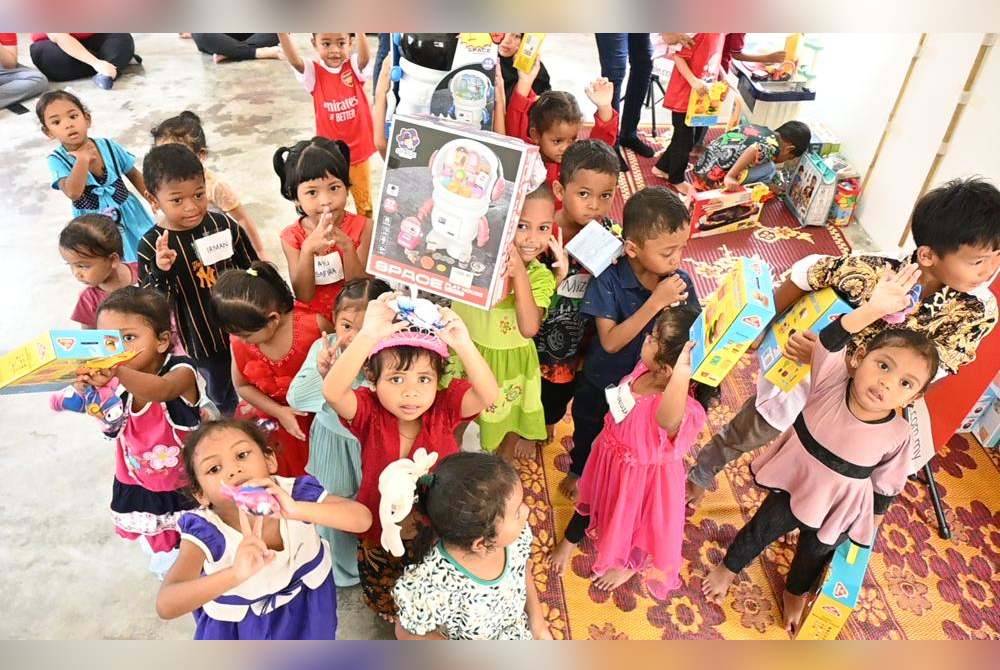 Kanak-kanak prasekolah di perkampungan Orang Asli di Sungai Poh turut dihiburkan dengan pelbagai aktiviti menyeronokkan.