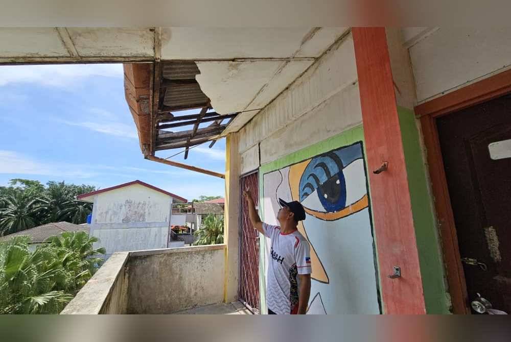 Siling bangunan sekolah mula mereput akibat bumbung bocor.