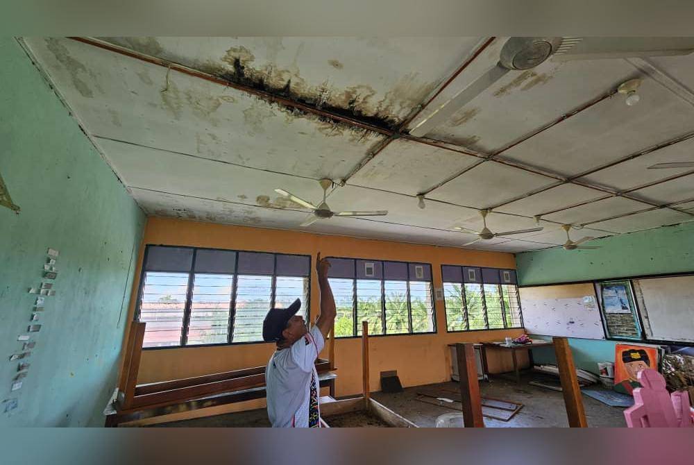 Siling bangunan sekolah mula mereput akibat bumbung bocor.