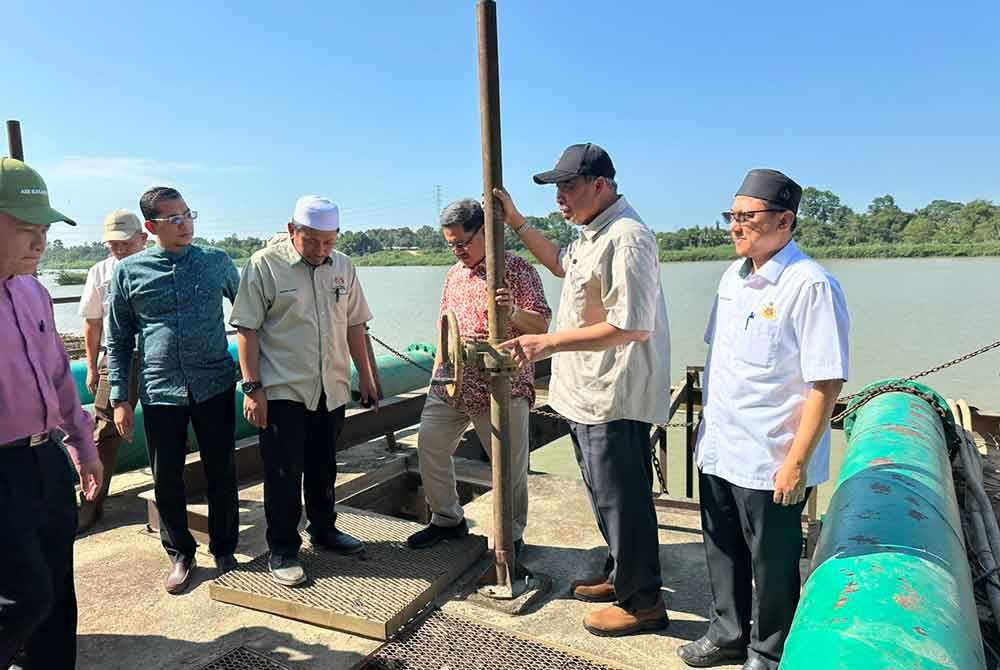 Dr Izani (dua dari kanan) melawat LRA Kelar pada April lalu.