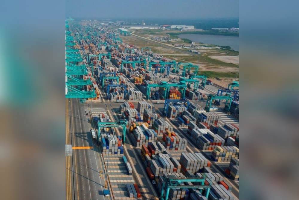 JKDM Negeri Johor mengesahkan kontena syarikat perkapalan berpangkalan di Israel yang berada di pelabuhan sekitar Iskandar Puteri merupakan kontena muatan pindah kapal (transhipment). Gambar hiasan