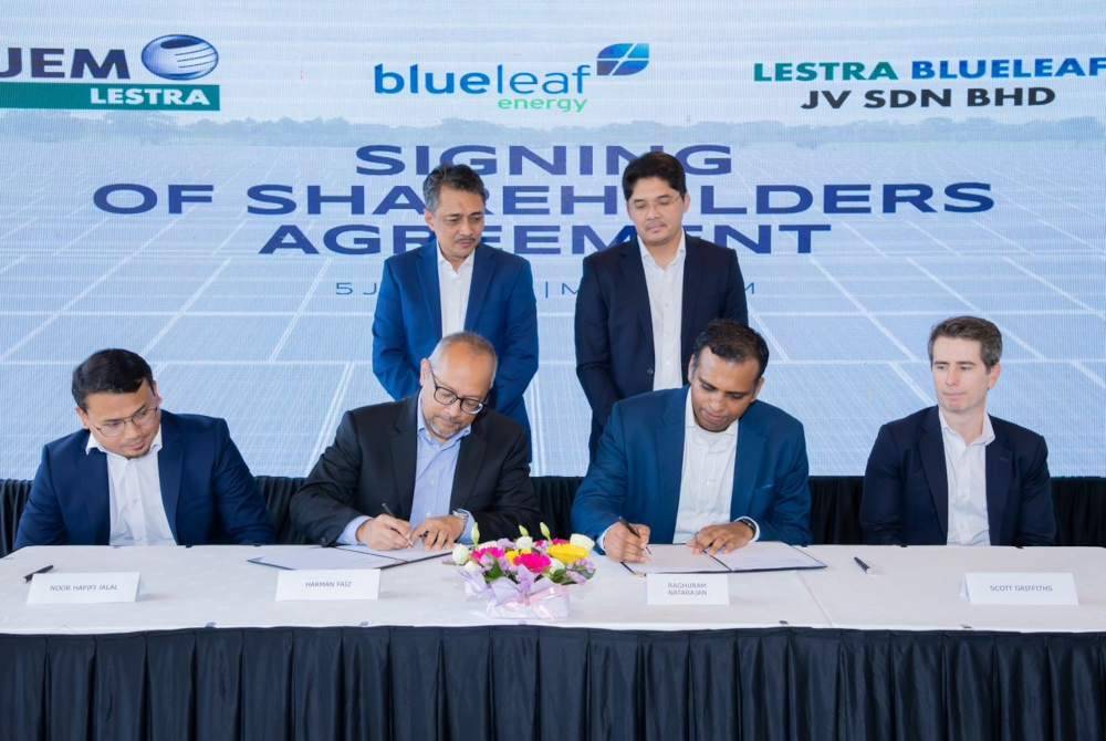Sesi menandatangani perjanjian pemegang saham antara UEM Lestra Berhad dan Blueleaf Energy dengan kedua-dua pihak menubuhkan syarikat usaha sama bernama Lestra Blueleaf JV Sdn Bhd. (Duduk dari kiri) Nor Hafifi, Harman Faiz, Raghuram dan Scott.