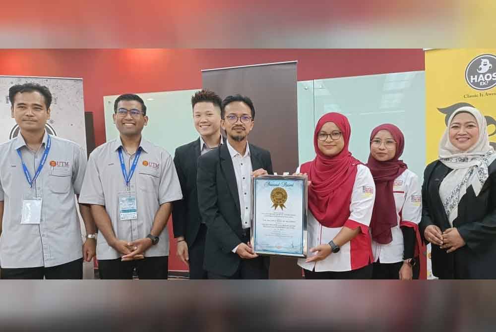 Zaini (empat dari kanan) menerima sijil MBOR daripada Konsultan Kanan The MBOR Sdn Bhd, Siti Hajar Johor (tiga dari kiri) pada Rabu.