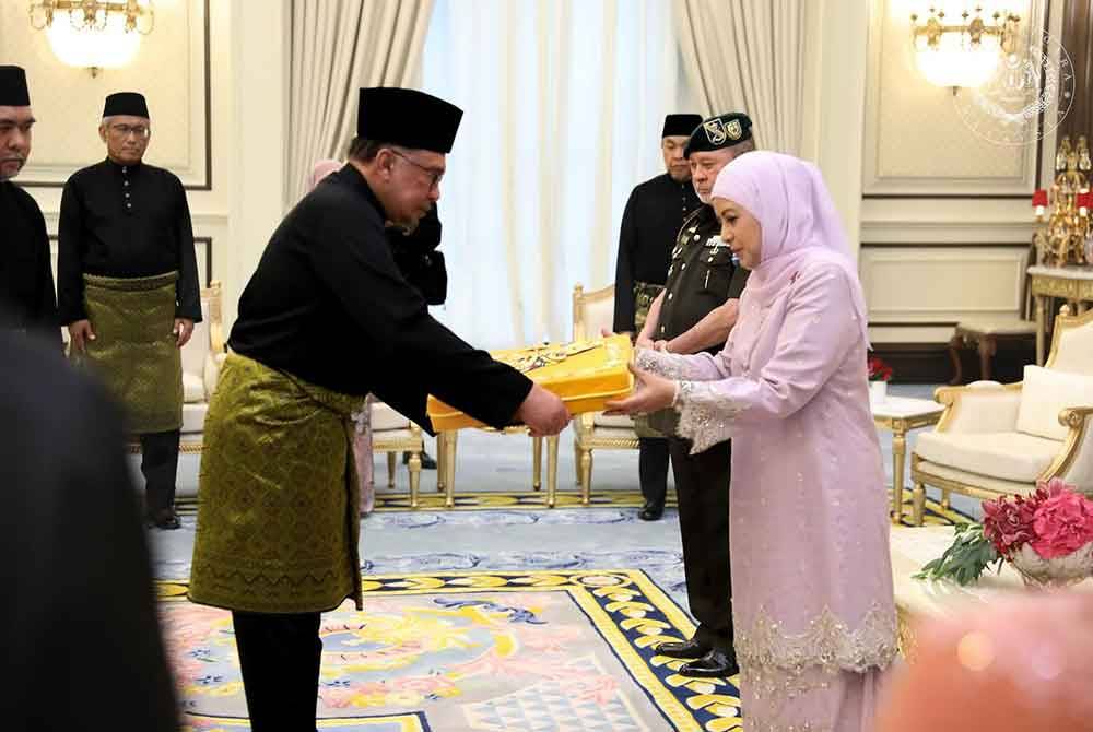 Raja Zarith Sofiah berkenan menerima Darjah Utama Seri Mahkota Negara (DMN) yang dipersembahkan Anwar di Istana Negara pada Rabu. Foto Facebook Sultan Ibrahim Sultan Iskandar