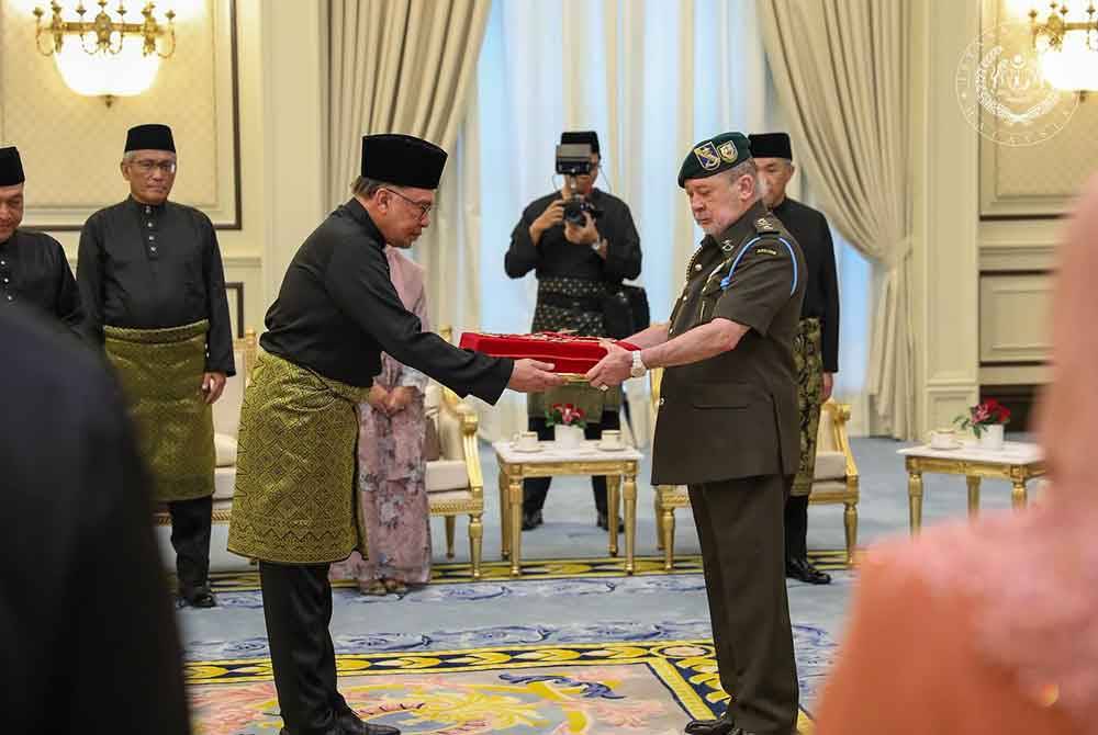 Sultan Ibrahim berkenan menerima Darjah Yang Maha Utama Kerabat Diraja Malaysia (DKM) yang dipersembahkan Anwar di Istana Negara pada Rabu. Foto Facebook Sultan Ibrahim Sultan Iskandar