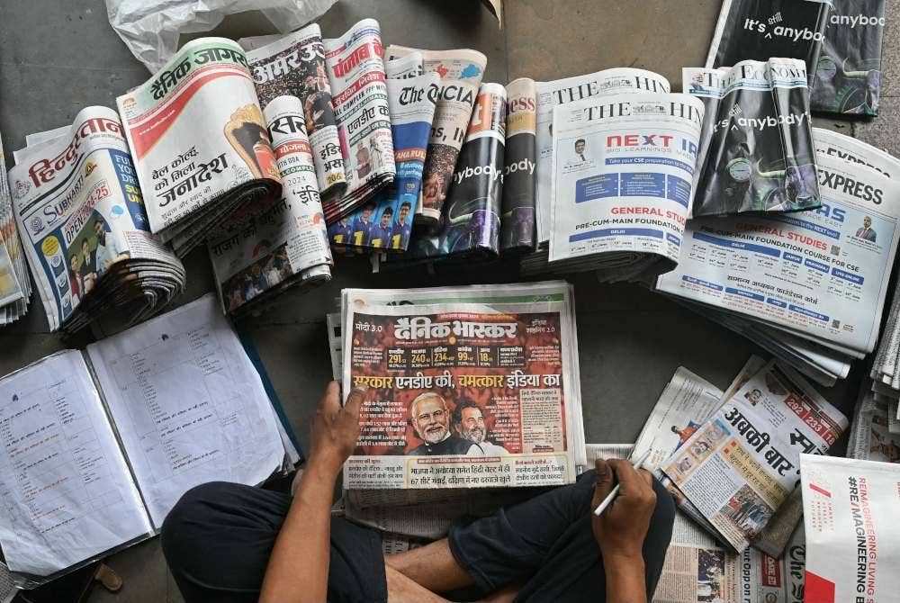Kebanyakan tajuk muka depan akhbar memaparkan kemenangan BJP, namun hilang majoriti. Foto AFP