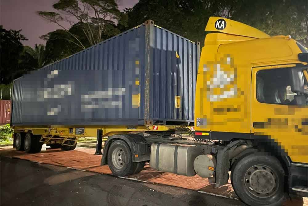 Sebuah lori kontena ditahan dalam operasi khas SPRM bersama JKDM dan LHDN membongkar kegiatan sindiket penyeludupan terbesar di Pelabuhan Klang.