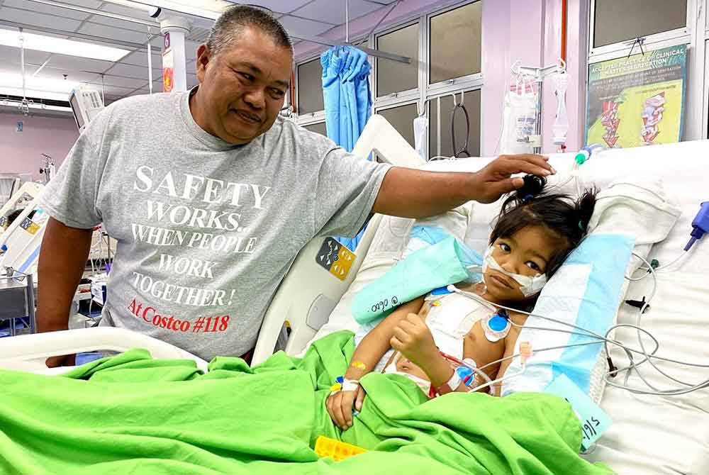 Siti Nur Dayana terpilih menerima bantuan di bawah Program Kebajikan Kardiotorasik Hospital USM - 'Healing Little Heart' 2024.