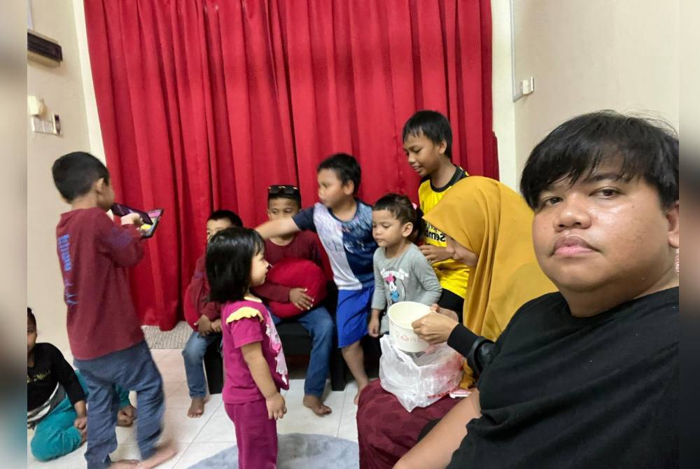 Mazuan (kanan) bersama anak-anak saudaranya.