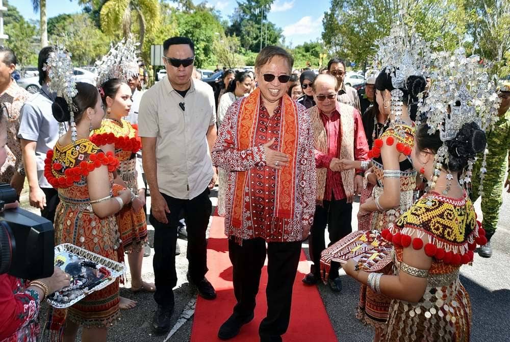 Abang Johari ketika tiba pada Majlis Ngabang Gawai Dayak Bahagian Betong "Segulai Sejalai", hari ini. Foto Bernama