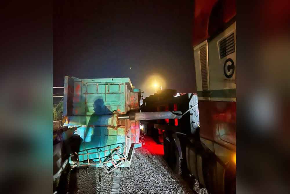 Siasatan mendapati berlaku kerosakan pada penyambung treler menyebabkan kenderaan berat itu terangkat dan hilang kawalan. Foto Bomba Perak