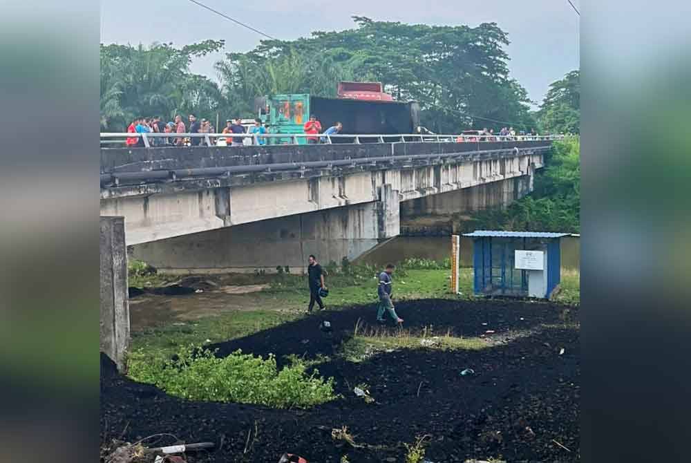 Keadaan kesan tumpahan muatan batu tar dibawa sebuah treler yang mengakibatkan seorang penunggang motosikal maut tertimbus. Foto Polis