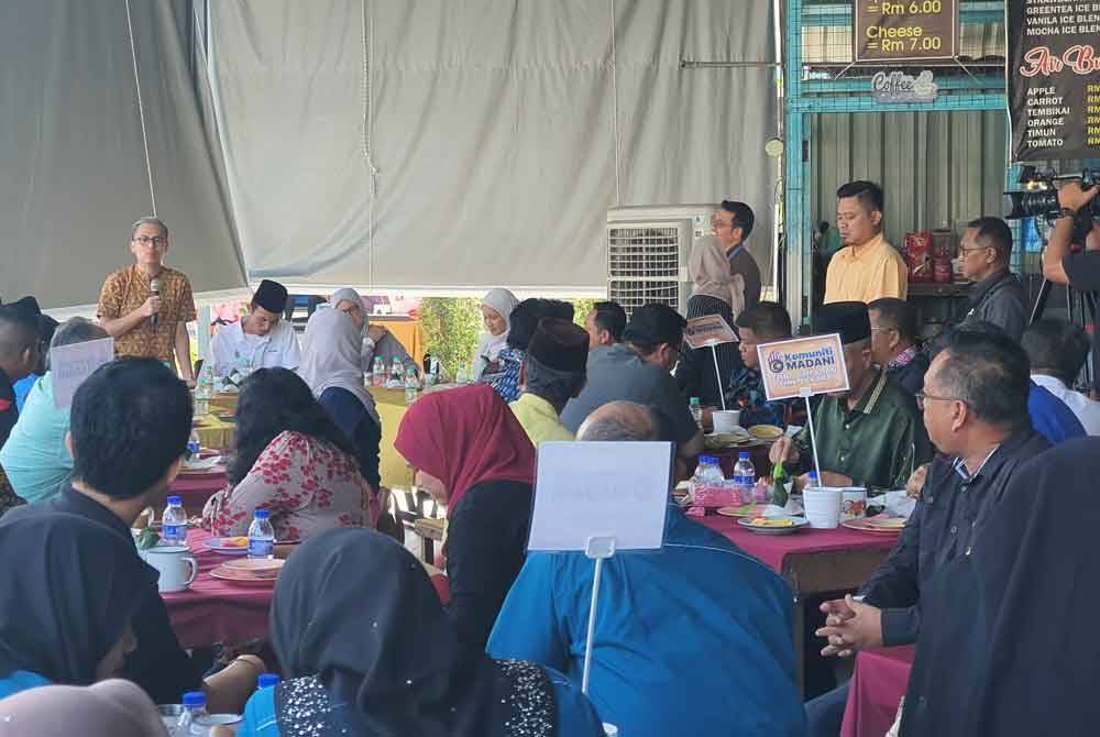 Fahmi ketika menghadiri Program Sembang Santai Komuniti MADANI Sungai Bakap yang diadakan pada Khamis.