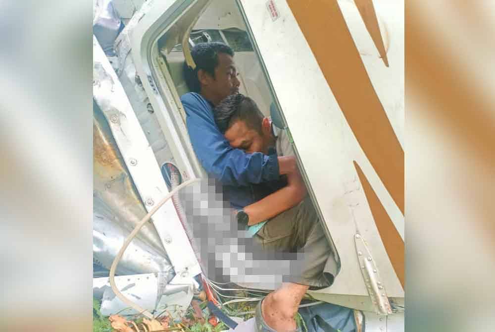 Abdullah bertindak memeluk juruterbang, Kapten Shahrul Imran Surea yang ketika itu dalam posisi tergantung dan tersepit selama hampir satu jam.