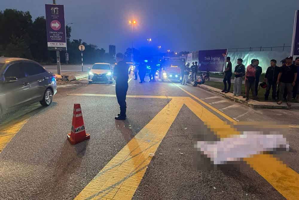 Mangsa maut di tempat kejadian setelah motosikal dinaikinya dilanggar di simpang tiga Persiaran Puncak Alam 6, Sungai Buloh, Selangor pada Rabu. Foto Ihsan PDRM