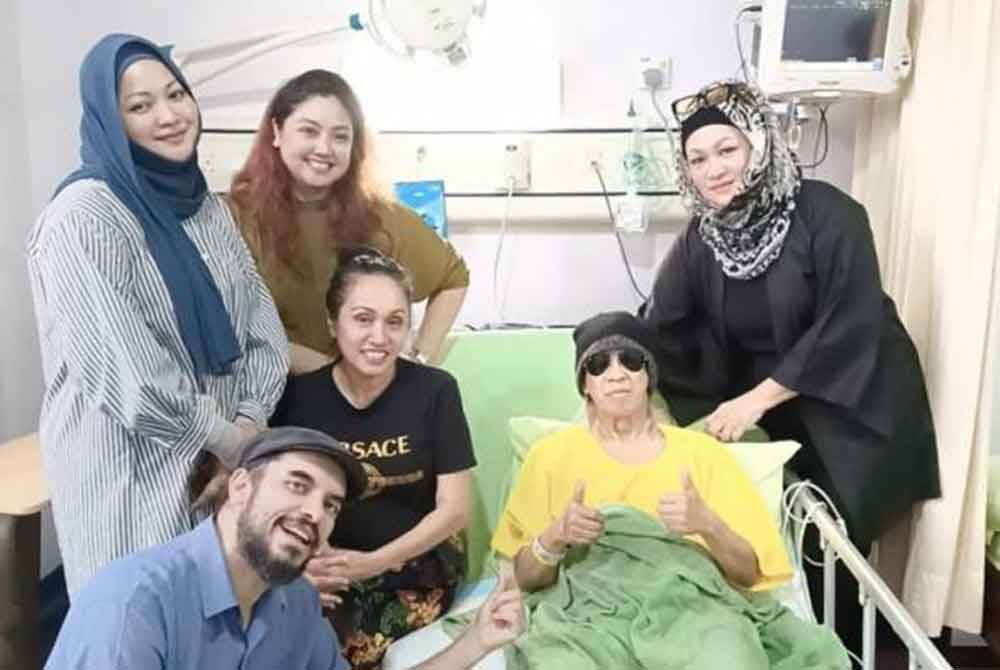 Rozita (tiga dari kanan) bersama ahli keluarga dan kenalan Jay Jay melawat penyanyi versatil itu di IJN. Foto ihsan Rozita Rohaizad