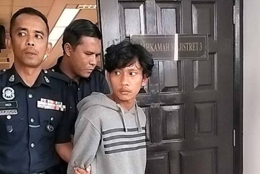 Feri, (dua,kiri) didenda RM4,000 selepas mengaku bersalah di Mahkamah Majistret di sini, pada Khamis.