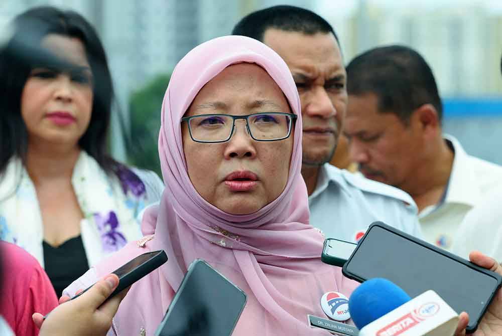 Zaliha ketika sidang media pada Majlis Penyerahan Projek Siap Pembinaan RAMP/Flyover sepanjang 300 meter dari Jalan P15H ke Persiaran Timur Bagi Tujuan Penyuraian Trafik pada Khamis. Foto Bernama