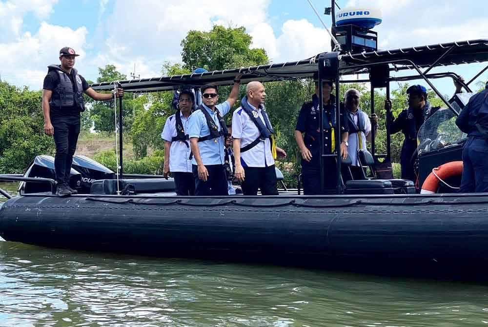 Armizan (empat dari kiri) mengadakan rondaan di sempadan Malaysia-Thailand di Sungai Golok, Pengkalan Kubor, Tumpat pada Khamis.