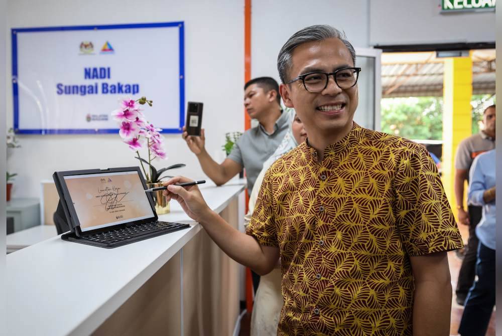 Fahmi semasa lawatan ke Pusat Sebaran Maklumat Nasional (Nadi) Sungai Bakap pada Khamis. Foto Bernama