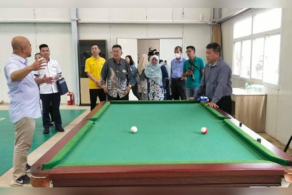 Chon Siang meninjau kemudahan di sediakan di kediaman pekerja CCC-ECRL di Kotasas di sini.