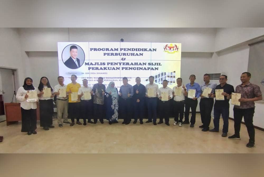 Chon Siang bersama wakil 12 syarikat yang menerima Sijil Perakuan Penginapan Program Pendidikan Perburuhan: ‘Peranan Dan Tanggungjawab Majikan Dari Sudut Akta 446 di Kotasas di sini pada Khamis.