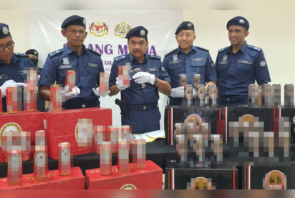 Roselan (tengah) menunjukkan minuman keras yang dirampas di Pelabuhan Klang pada 17 Mei lalu.