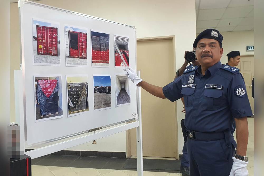 Roselan menunjukkan gambar kontena yang dipenuhi tin minuman keras yang cuba diseludup di Pelabuhan Klang pada 17 Mei lalu.