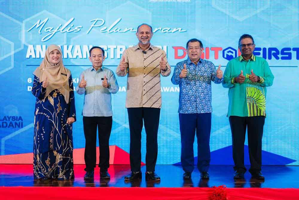 Gobind (tengah) ketika perasmian Majlis Peluncuran Anjakan Strategi Digital First pada Khamis.