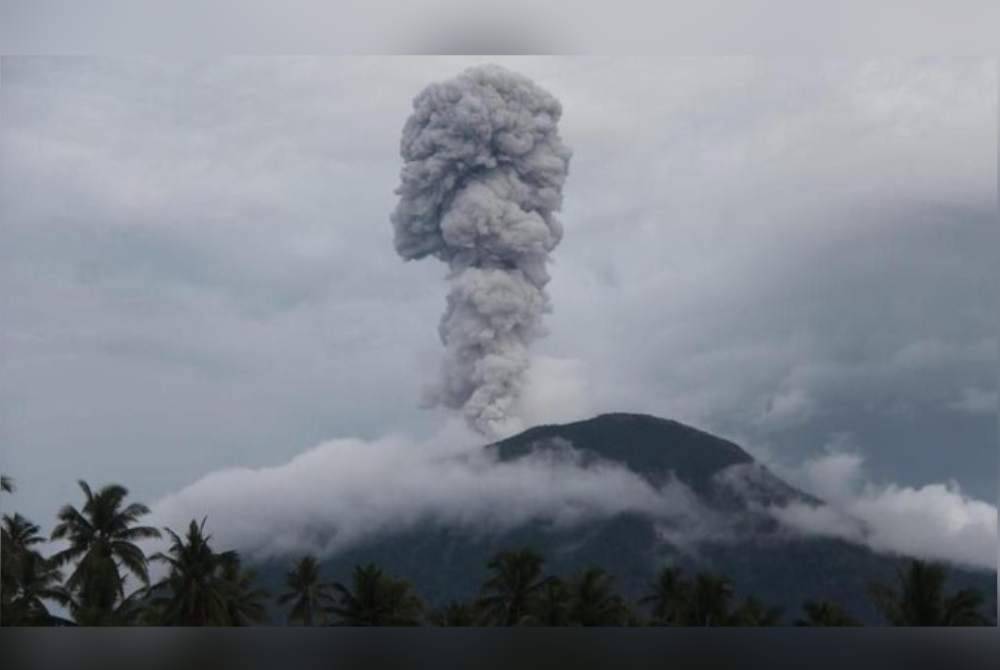 Letusan yang bermula pada jam 8.11 pagi waktu tempatan itu berlangsung lebih dua minit dan mengeluarkan abu tebal serta awan gelap ke arah barat laut. Foto Agensi