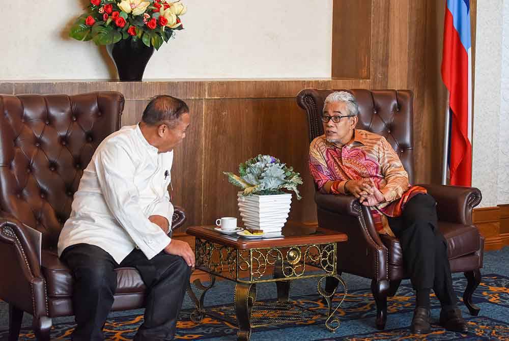 Tengku Ahmad Badli Shah (kanan) ketika kunjungan hormat ke pejabat Menteri Sabah baru-baru ini.