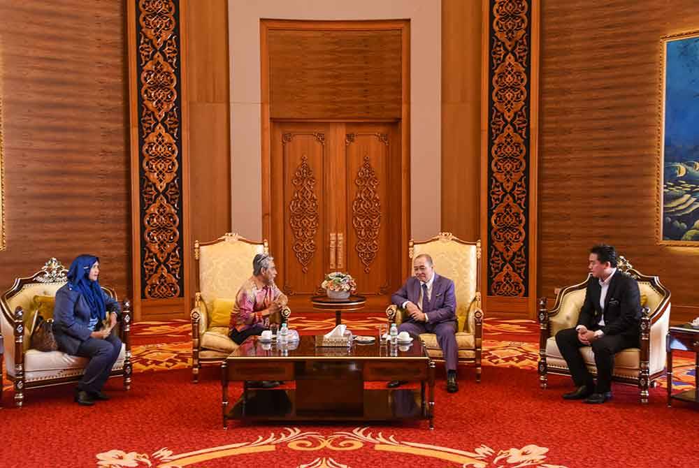 Tengku Ahmad Badli Shah (dua dari kiri) ketika kunjungan hormat ke pejabat Menteri Sabah baru-baru ini.