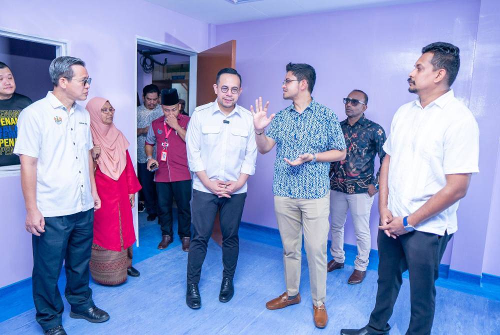 Pengarah HBM, Dr Prashant Subramanian (tiga dari kanan) memberi penerangan kepada Steven Sim mengenai perkembangan projek yang sedang dijalanlan di hospital terbabit.