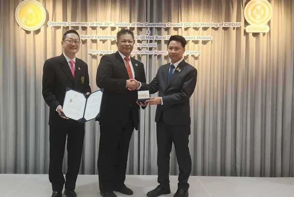 Razli (tengah) mewakili InsPeK UMK pada Majlis Penyampaian Anugerah Anugerah Aziz-Ul Haq Rural Development Medals di Bangkok, Thailand.