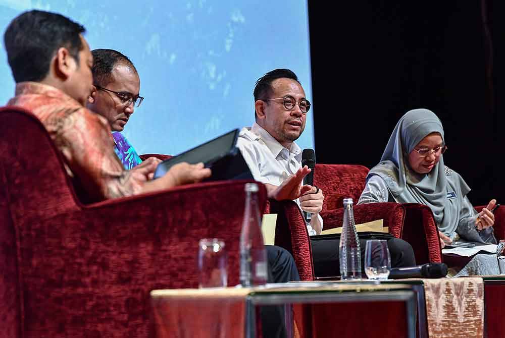 Steven (tengah) semasa sesi dialog bersama peserta pada Sesi Town Hall Projek Rintis Dasar Gaji Progresif di Pusat Konvensyen Kuala Lumpur (KLCC), pada Khamis. Turut hadir, Ketua Setiausaha Kementerian Sumber Manusia, Datuk Seri Khairul Dzaimee Daud (dua dari kiri) dan Timbalan Ketua Setiausaha (Dasar) Kementerian Ekonomi, Datuk Dr Zunika Mohamed (kanan). Foto Bernama