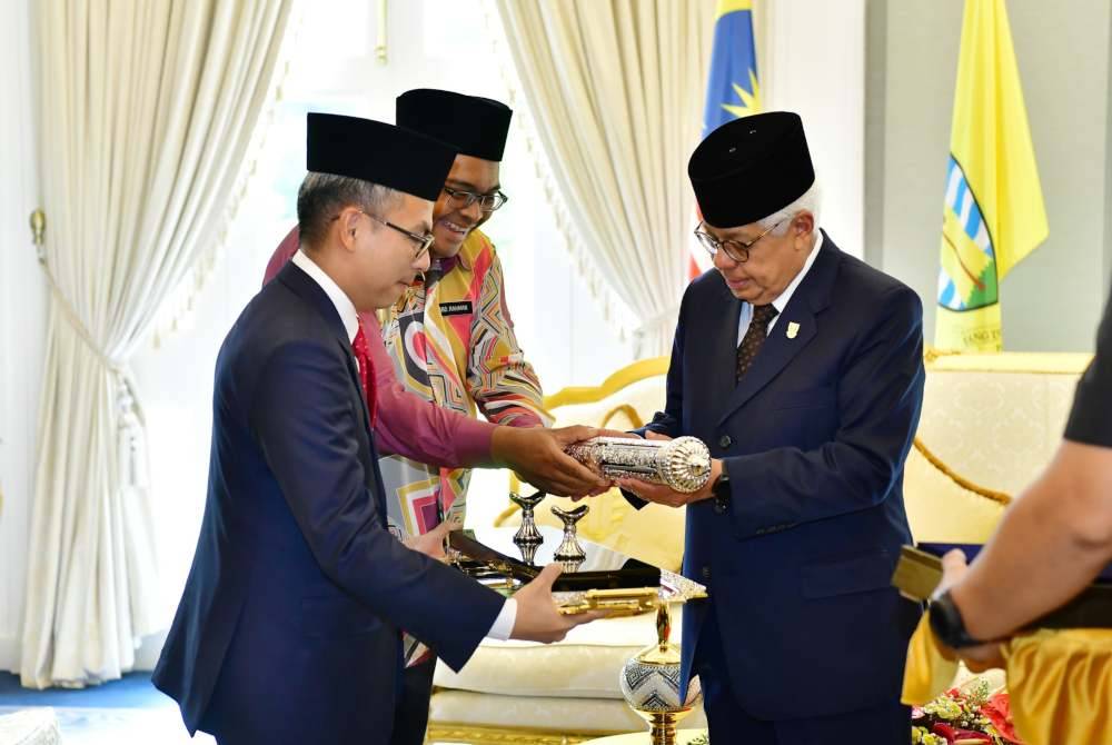 Fahmi (kiri) menyampaikan Warkah Persilaan ke Istiadat Pertabalan Yang di-Pertuan Agong ke-17 Sultan Ibrahim kepada Yang di-Pertua Negeri Pulau Pinang, Tun Ahmad Fuzi Abdul Razak di Seri Mutiara pada Khamis.