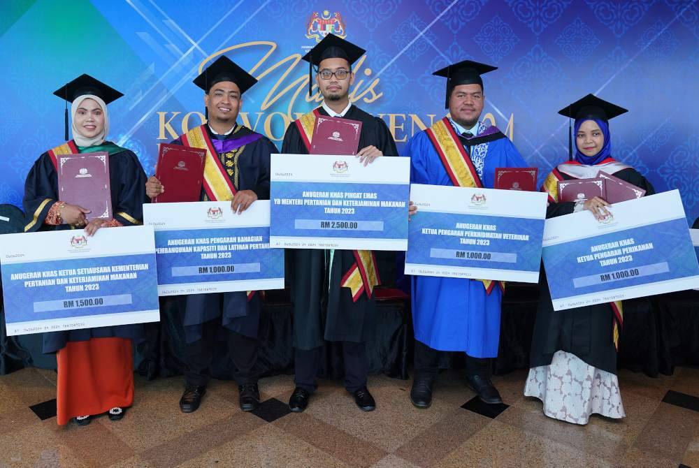 Penerima anugerah khas pada Majlis Konvokesyen Pertanian Kali ke-12 tahun 2024 di PICC pada Khamis. Foto SINAR HARIAN- MOHD HALIM ABDUL WAHID