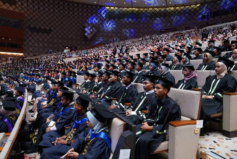 Antara 982 graduan yang menerima sijil dan diploma pada Khamis selepas berjaya menamatkan pengajian di 15 pusat latihan bertauliah bawah KPKM pada 2023.