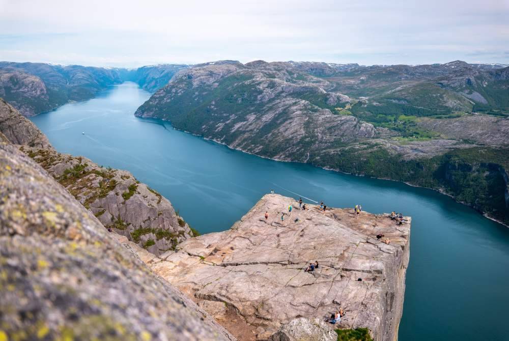 Tebing dikenali sebagai Preikestolen atau Pulpit Rock terletak di barat daya Norway pernah dijadikan lokasi pergambaran Mission: Impossible- Fallout. Agensi