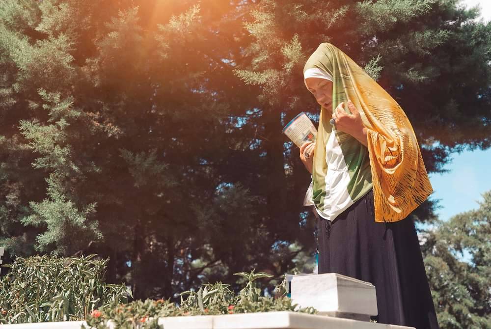 WANITA dibenarkan menziarahi kubur namun jika baru kematian suami, Rasulullah SAW menegah para wanita mengikut jenazah ke kuburan dan memadai mereka hanya menunggu di rumah bagi menghormati hukum ihdad (berkabung) dalam tempoh idahnya. Foto CANVA
