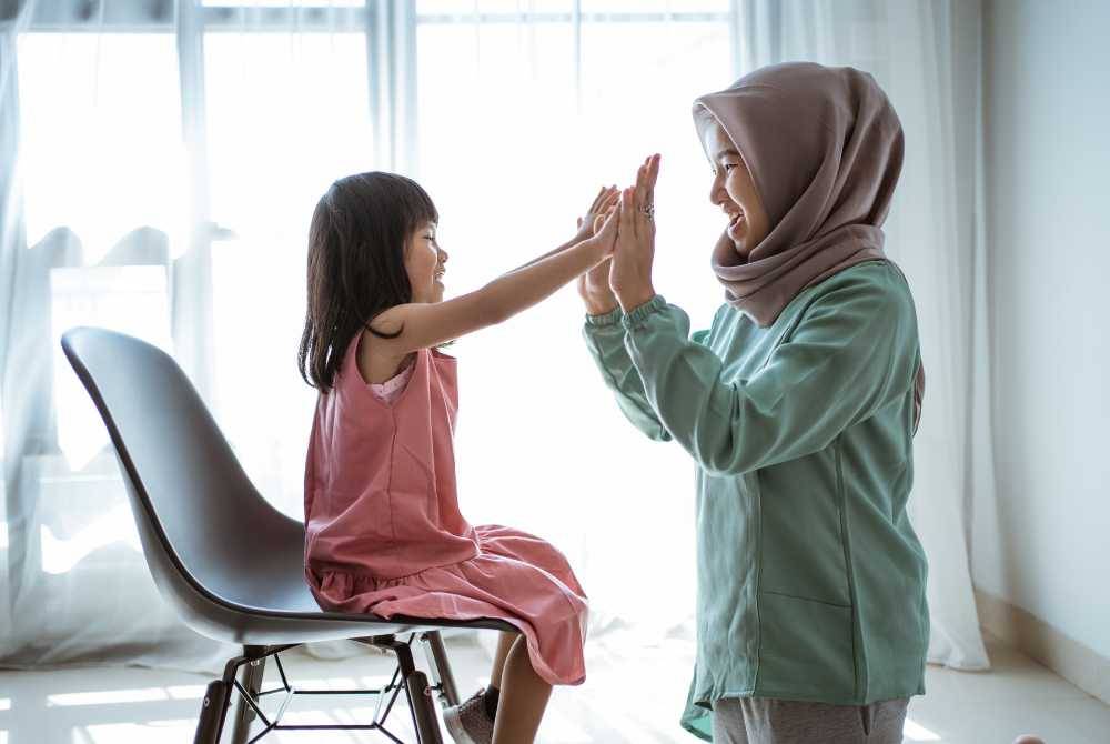 KEPADA para wanita, asuhlah anak-anak dengan ajaran Islam sebenar, di samping mempertahankan suami dan cahaya mata masing-masing serta mendorong mereka taat kepada ALLAH, sambil bekerja untuk agama. -Gambar hiasan/ Foto: Canva