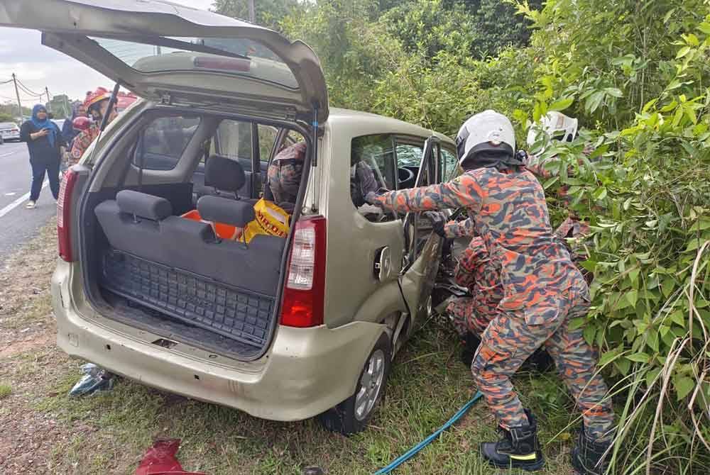 Anggota bomba cuba mengeluarkan mangsa yang tersepit dalam kenderaan MPV Toyota Avanza. - Foto BBP Kota Tinggi