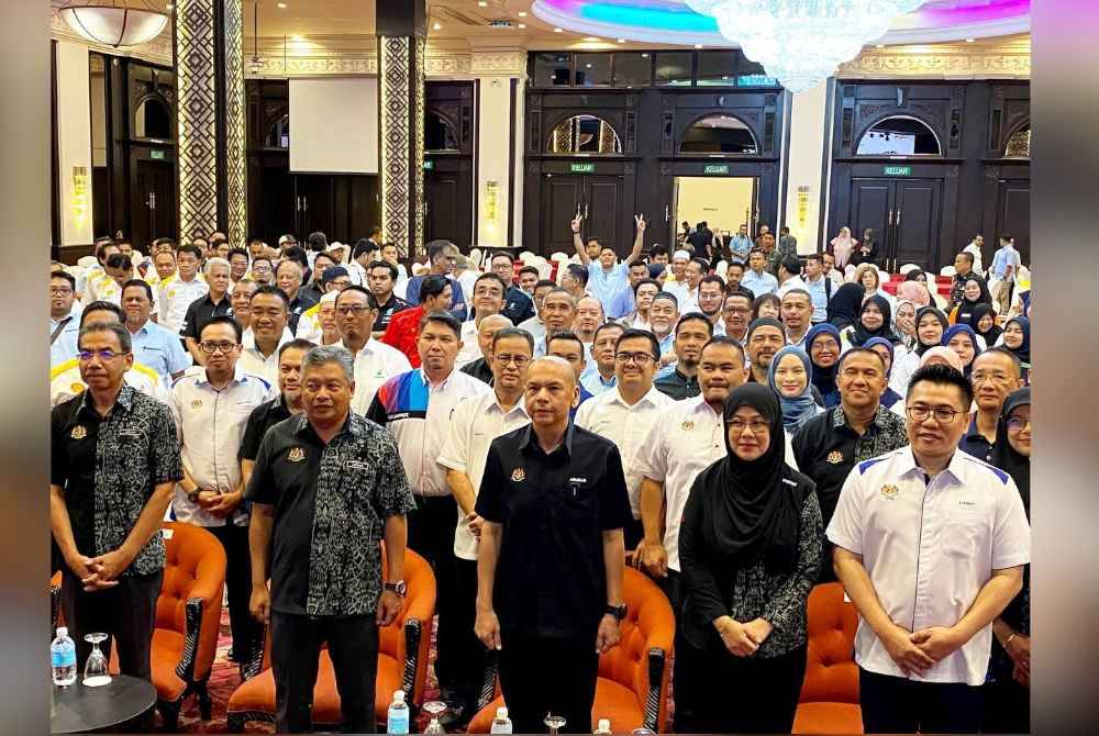 Armizan (tengah) bersama pengusaha stesen minyak yang hadir semasa pelancaran Program Libat Urus Bersama Pengusaha Stesen Minyak Negeri Kelantan di Kota Bharu.