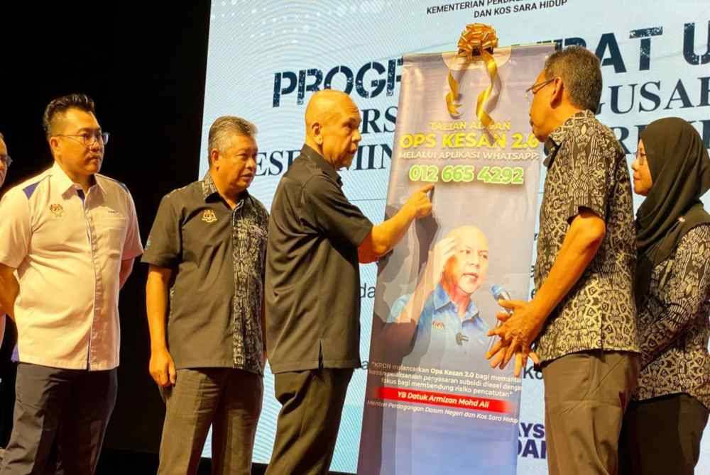 Armizan (tiga dari kiri) semasa merasmikan Ops Kesan 2.0 di Kota Bharu pada Jumaat.